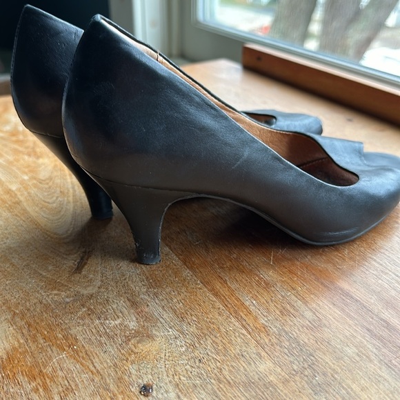 Clark’s Artisan black leather open toe pumps with 2” heel women’s 8 - Picture 3 of 8